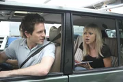 Als Dee (Kaitlin Olson, r.) eine Hochzeit verhindern will, ist sogar Dennis (Glenn Howerton, l.) von ihren Pl&auml;nen geschockt ...