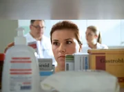 Schwester Julia (Sarah Tkotsch, vorn) hat von Oberschwester Arzu (Arzu Bazman, hinten rechts) eine Flei&szlig;aufgabe bekommen. Sie soll eine Liste f&uuml;r die Gro&szlig;inventur anlegen. Hans-Peter Brenner (Michael Trischan) ist froh, dass er um diese Aufgabe herumgekommen ist.