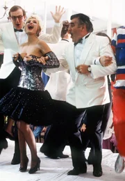 Drei, die ganz gro&szlig; rauskommen wollen: Prominenten-Zahnarzt Dr. Friedmann (Martin Wittbusch, l.) Lisa (Corinna Drews) und Generaldirektor Haffenloher (Mario Adorf, r.).