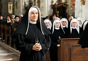 Schwester Pascalina (Christine Neubauer) will Gott dienen.