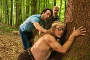 Auf dem Weg zur H&uuml;tte von Mats begegnet Yascha (Linus Sch&uuml;tz, l.) und seinem besten Freund Holger (Robert Stadlober, M.) Ernst Lang (Wigald Boning, r.), der aus der Umarmung eines Baumes Kraft sch&ouml;pfen und Seelenfrieden gewinnen will.
