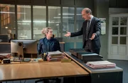 (v.l.n.r.): Leonie Winkler (Cornelia Gr&ouml;schel) im Gespr&auml;ch mit Peter Schnabel (Martin Brambach) im Kommissariat.