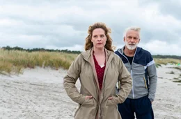 Camping-Kalle (Christoph M. Ohrt) und Desiree (Diana Amft) n&auml;hern sich einander an.