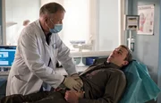 Dr. Clemens Seidel (Moritz von Zeddelmann, re.), Gesundheitsdezernent und selbst Internist, hat seit geraumer Zeit Schmerzen im Bauch und kommt mit seinen Selbstdiagnosen nicht weiter. Da die Schmerzen immer st&auml;rker werden, begibt er sich in die H&auml;nde von Dr. Roland Heilmann (Thomas R&uuml;hmann, li.). Doch auch Roland kann in der Erstuntersuchung nichts finden und ordnet eine weiterf&uuml;hrende Diagnostik an.