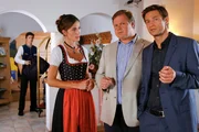 Sabrina Prinz (Julia Bremermann, l.) bestreitet gegen&uuml;ber Hansen (Igor Jeftic, r.) und Hartl (Michael A. Grimm, M.), von dem Seitensprung ihres Mannes gewusst zu haben.