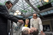 Jan Koller (Roeland Wiesnekker, li.), seine Kollegin Kl&aacute;ra Majerova (Gabriela Maria Schmeide) und der Pathologe Dr. Jan Graupner (Andreas Schr&ouml;ders) untersuchen die Leiche des BKA-Beamten Frank M&uuml;ller (Dirk Borchardt).