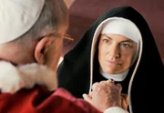Schwester Pascalina (Christine Neubauer) trifft den Papst (Renato Scarpa).