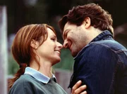 Susanne Mertens (Christina Plate) gibt der Versuchung Dr. Christoph Lentz (Francis Fulton-Smith) nach.