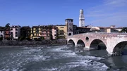 Ponte Pietra in Verona: Die Alten R&ouml;mer bauten in gro&szlig;em Stil Steinbogenbr&uuml;cken.