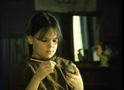 Lisa (Linda Bergstr&ouml;m) malt f&uuml;r alle anderen Kindern aus Bullerb&uuml; Ostereier an.