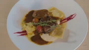 Hauptspeise vom Gasthof Kirchberger in Wildsteig: Roulade aus der Hirschkeule gef&uuml;llt mit Wildkr&auml;uterpesto und hausgemachtem Hirschschinken. Dazu Steinpilzravioli und Selleriep&uuml;ree.