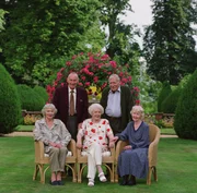 Sie leben in der teuren Seniorenresidenz Lawnside: Madge Fielding (Georgine Anderson, l.), Arthur Prewitt (Geoffrey Bayldon, 2.v.l.), Alice Bly (Phyllis Calvert, M.), William Smithers (Nigel Davenport, 2.v.r.) und Celia Armstrong (Gudrun Ure, r.).
