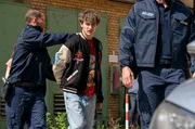 Nach einer Verfolgungsjagd zu Fu&szlig; wird Felix (Luca Gugolz, M.) verhaftet.