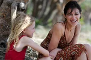 Kann wieder lachen: Dawn (Charlotte Gainsbourg) mit ihrer Tochter Simone (Morgana Davies).