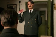 Hitler (Holger Stockhaus) diktiert geheime Botschaften.