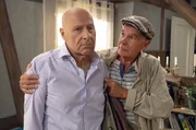 Franz (Edgar-M. Marcus, li.) ist sichtlich angeschlagen und Heinz (Thomas Meinhardt, re.) kümmert sich rührend. Franz (Edgar-M. Marcus, li.) ist sichtlich angeschlagen und Heinz (Thomas Meinhardt, re.) kümmert sich rührend.