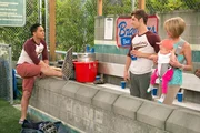 Ben (Jean-Luc Bilodeau, 2.v.l.) und Tucker (Tahj Mowry, l.) sind von Riley (Chelsea Kane, r.) genervt, die als Coach ihres Softball-Teams laute T&ouml;ne spuckt ...