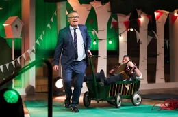 Kabarettist J&uuml;rgen B. Hausmann pr&auml;sentiert sein Fr&uuml;hlingsspecial gemeinsam mit seinem musikalischen Partner Harald Cla&szlig;en (r).