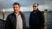 Axel Schreiber (Johannes Zeiler, l.) vermisst seine Frau und seine Tochter, die von einer Wattwanderung nicht zur&uuml;ckgekehrt sind. Arne Brauner (Martin Brambach, r.) ermittelt.