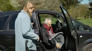 Tochter Margareta hilft Peter beim Aussteigen aus dem Auto. Tochter Margareta hilft Peter beim Aussteigen aus dem Auto.