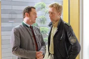 Mohr (Max M&uuml;ller, r.) ist &uuml;berrascht, als er B&uuml;rgermeister Karl Schretzmayer (J&uuml;rgen Tonkel, l.) am Tatort trifft.