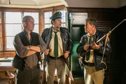Hubert (Christian Tramitz, rechts) und Staller (Helmfried von L&uuml;ttichau, Mitte) finden bei Walter Sunninger (Andreas Borcherding) Jagdgewehre.