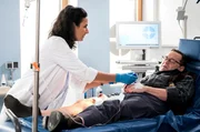 Der Schuhmacher Thomas Tambach  (Wolfgang Pregler, r.) wird nach einer Verletzung der Oberschenkelarterie in die Notaufnahme eingeliefert. Dr. Sherbaz (Sanam Afrashteh, l.) ist sofort zur Stelle.