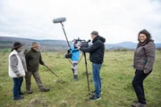 Das Drehteam mit Heidi Sattes-M&uuml;ller und Mann Harald M&uuml;ller auf der Weide.