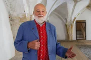 Sepp Forcher im Kreuzgang Schloss am Mondsee.