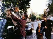 MDR Fernsehen TIER&Auml;RZTIN DR. MERTENS, am Mittwoch um 23:40 Uhr. Nach Schulschluss &uuml;berrascht Klaus Mertens (Horst-G&uuml;nther Marx) seinen Sohn Jonas (Ludwig Zimmeck, links) mit einem Ausflug ins Gr&uuml;ne. Rebecca (Fabienne Haller) und ihr Vater Christoph Lentz (Francis Fulton-Smith, rechts) sind erstaunt.