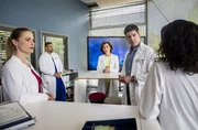 Die Ober&auml;rzte Dr. Julia Berger (Mirka Pigullla, l.), Dr. Matteo Moreau (Mike Adler, 2.v.l.), Prof. Dr. Karin Patzelt  (Marijam Agischewa, h.M.), Dr. Ben Ahlbeck (Philipp Danne, 2.v.r.) und Dr. Leyla Sherbaz (Sanam Afrashteh, r.) versuchen der Ursache von Olli Probsts starker Verunsicherung und den daraus resultierenden Konsequenzen auf den Grund zu gehen.