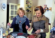 Erika (Madeleine Lierck-Wien, l.) versucht vergeblich, Johanna (Brigitte Antonius, r.) das Rouladen-Kochen beizubringen.
