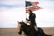 Offizier Dunbar (Kevin Costner) macht sich mit seinem treuen Pferd Cisco auf die Suche nach dem Indianerstamm, um mit ihnen zu handeln und zu reden.