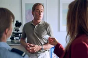 Marie Gabler (Katharina Wackernagel, r.) und Jenny Dickel (Eva B&uuml;hnen, l.) lassen von Frauenarzt Dr. Bechermann (Patrick Heyn, M.) die Spuren untersuchen, die die verschwundene Leiche hinterlassen hat.