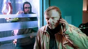 Eiskalt: Prof. Boerne (Jan Josef Liefers, links) ist im K&uuml;hlhaus eingesperrt. Doch Kommissar Frank Thiel (Axel Prahl, rechts) hat erst noch ein dringendes Telefonat bevor er den Rechtsmediziner befreit.