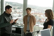 Rico Sander (Benjamin Strecker, l.) fragt Hanna Lohr (Johanna Falckner, r.) und Nils Boden (Ren&eacute; Erler, M.), wie gut sie das Mordopfer gekannt haben.