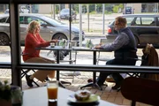 Hans-Peter Brenner (Michael Trischan) wird &uuml;berraschend von seiner Ex-Freundin Gabriele Hagen (Katharina Schubert) vor der Sachsenklinik erwartet.