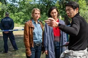 Tamara Meurer (Anja Pahl, 2.v.l.) und Pauline Hobrecht (Agnes Decker, M.) besuchen den Tatort. Laut SpuSi Thomas Brandner (Yung Ngo, r.) war zum Tatzeitpunkt nur der Wachmann vor Ort. R&auml;tselhaft bleibt, dass weder von der Leiche noch von Mordspuren etwas zu finden ist. War alles nur eine perfide Inszenierung?