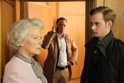 ARD/HEITER BIS T&Ouml;DLICH - ALLES KLARA II. Staffel (16 neue Folgen), Folge 23 "Harzer Blut". Jonas Wolter (Jan Niklas Berg, r.) und Paul Kleinert (Felix Eitner, M.) verd&auml;chtigen Friederike Sommer (Marie Anne Fliegel, l.).