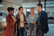 Birgit Reincke (Veronica Ferres, 2.v.r.), Jonas Becker (Tim Oliver Schultz, 2. v. l.), Doktor Marie Sonnleitner (Salka Weber, l.) und Felix Simon (Heiko Ruprecht, r.) besprechen die neuen Erkenntnisse im Fall. Birgit Reincke (Veronica Ferres, 2.v.r.), Jonas Becker (Tim Oliver Schultz, 2. v. l.), Doktor Marie Sonnleitner (Salka Weber, l.) und Felix Simon (Heiko Ruprecht, r.) besprechen die neuen Erkenntnisse im Fall.