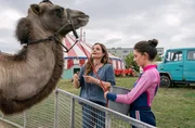 Au&szlig;eneinsatz in einem Zirkus: Ein sehr geliebtes Kamel hat Gelenkprobleme. Im Foto (v.l.n.r.): Dr. Susanne Mertens (Elisabeth Lanz), Francesca Stefanelli (Linda Schablowski).