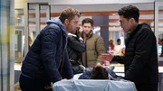 Chicago Med Staffel 10 Folge 18 Ein Junge mit Schlangenbiss wird eingeliefert: Luke Mitchell als Dr. Mitch Ripley, Darren Barnet als Dr. John Frost