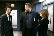 Captain Danny Ross (Eric Bogosian, l.) l&auml;sst die Detectives Robert Goren (Vincent D'Onofrio) und Alexandra Eames (Kathryn Erbe) ermitteln: Der Ehemann einer alten Freundin ist verschwunden.