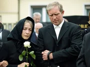 Thomas Stickler (Harald Krassnitzer) mit seiner Mutter Hermine (Christine Ostermayer) bei Begr&auml;bnis des Vaters.