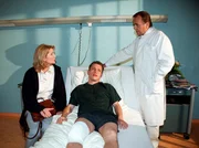 Prof. Simoni (Dieter Bellmann, re) &uuml;berbringt Sven (Jan Andres) die niederschmetternde Diagnose. Da kann auch Mutter Elena (Rita Feldmeier) nicht helfen.