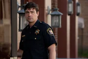 Immer mehr Leute scheinen aus der Stadt zu verschwinden. Scheriff Jackson Lamb (Kyle Chandler) kann dabei nicht tatenlos zusehen.