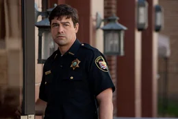 Immer mehr Leute scheinen aus der Stadt zu verschwinden. Scheriff Jackson Lamb (Kyle Chandler) kann dabei nicht tatenlos zusehen.