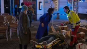 Tereza Liebig (Bibiana Beglau) hat die un&uuml;bersichtliche Situation am Unfallort unter Kontrolle (mit Maria Furtw&auml;ngler, l., und Adrian Djokic)