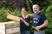 Gastgeberin Sylvia Geldmacher (l) mit ihrem Lebensgef&auml;hrten Sebastian Klein, der mit seinen Bienenv&ouml;lkern auf den Hof gezogen ist.