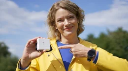 Wissenschaftsjournalistin Lena Ganschow untersucht mit Hilfe einer neuartigen Sensorbox, welchen Einfluss das Wetter auf ihre Gesundheit hat.